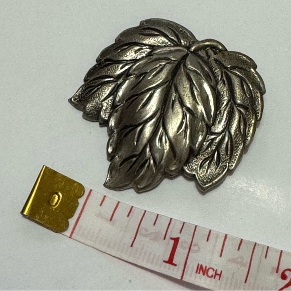 Vintage grape leaves silver tone dress clip - Picture 4 of 5